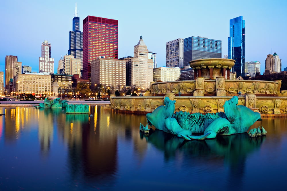 buckingham fountain in downtown chicago